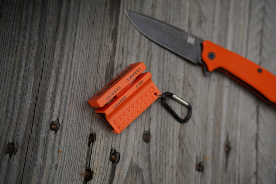 Game Master® Pocket-sized sharpener 2-i-1 Orange